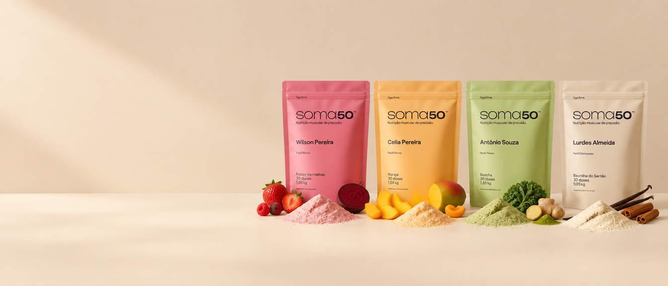 Quatro pouches da SOMA nas cores rosa, manga, matcha e creme, com ingredientes naturais na frente: morango, beterraba, manga, brócolis, baunilha e canela.
